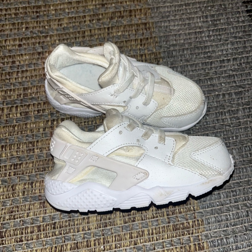 Toddler White Nike Air Huarache trainers #sneakers